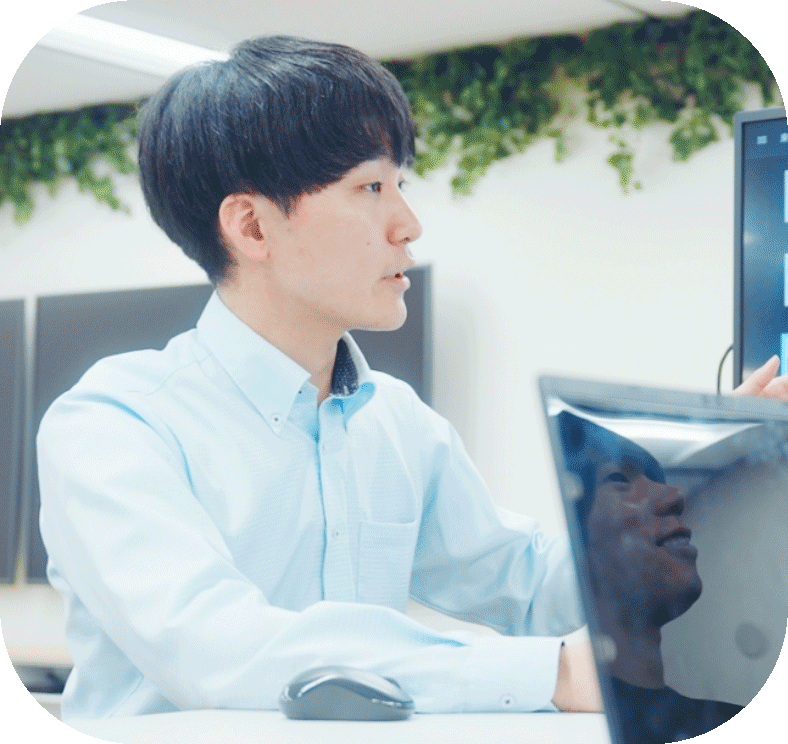 オフィスで話すインタビュー社員