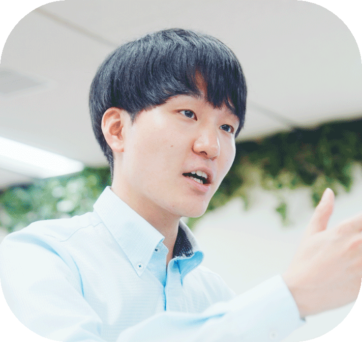 身振りを交えて話すインタビュー社員
