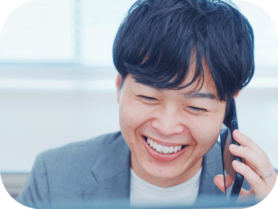 電話で話すインタビュー社員