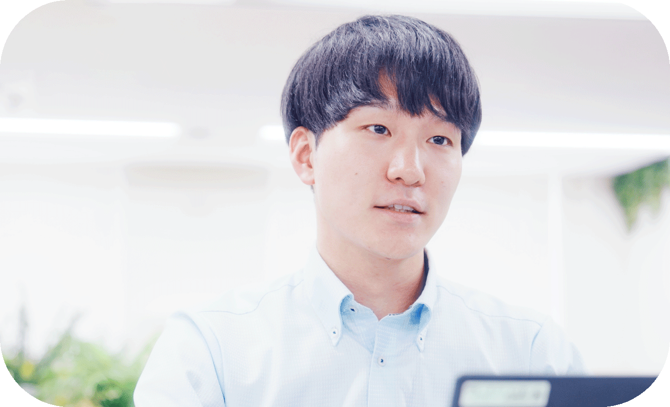 オフィスで説明するインタビュー社員
