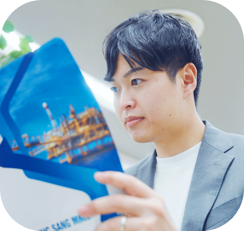 資料を確認するインタビュー社員