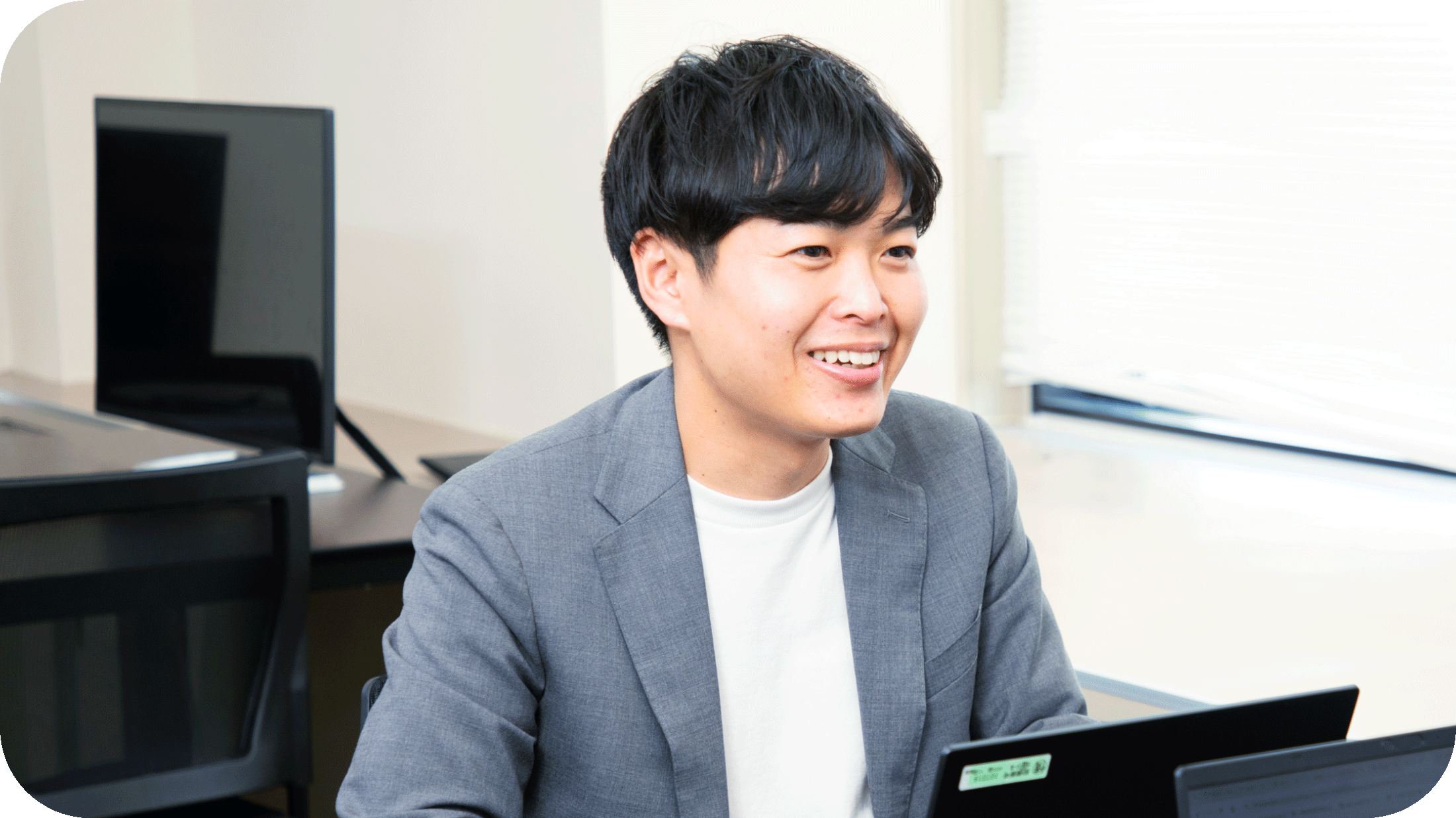 オフィスで仕事をするR.Yさん